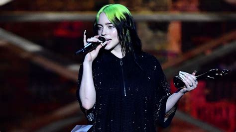 Billie Eilish STRIPS Down To Bra At Concert For Powerful。